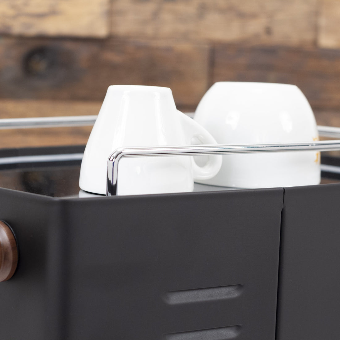 The large cup tray has space for multiple cups.