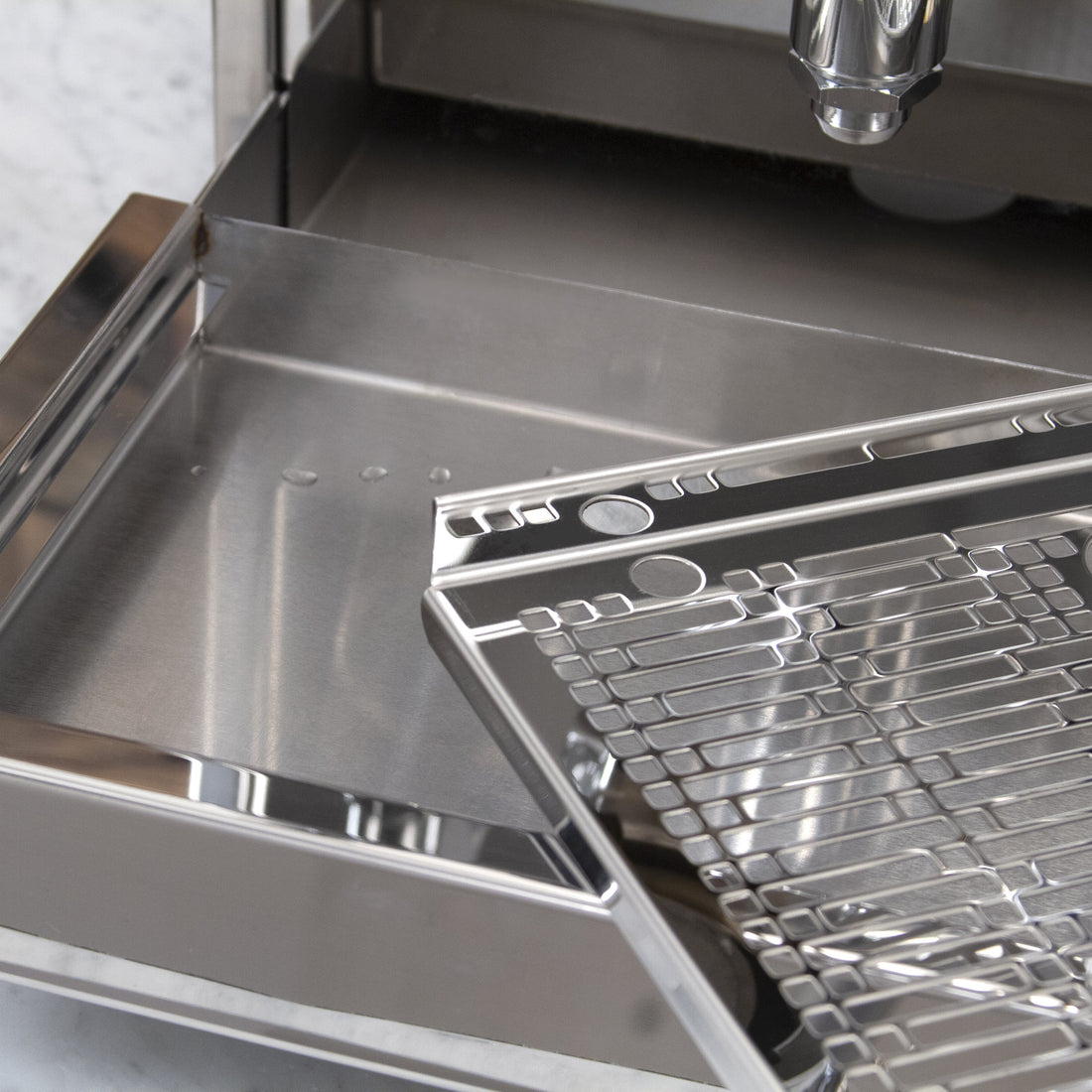 The drip tray grid has beautifully designed steel.